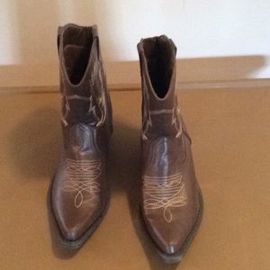 Women’s Brown Cowboy Short  Boots  Size 8,5 Medium